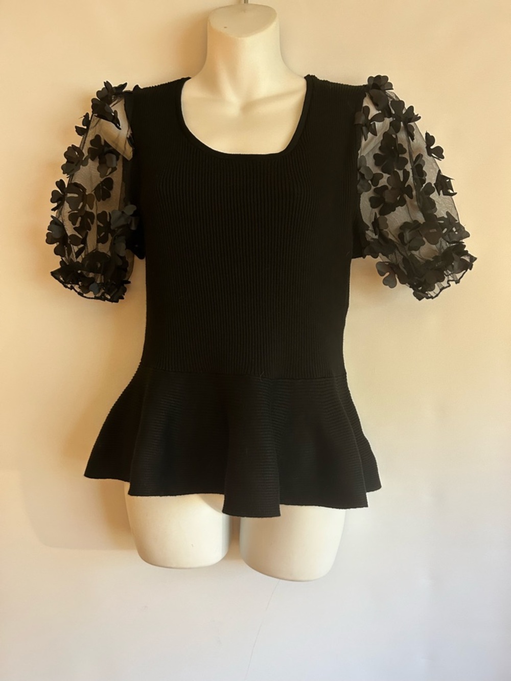 LOVE SCARLETT BLACK KNIT STYLE FLOWER PETALS SHEER SLEEVES TOP WOMEN’S SIZE L